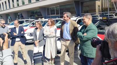 O conselleiro de Presidencia, Xustiza e Deportes, Diego Calvo, coa delegada territorial da Xunta, Ana Ortiz; a directora xeral de Mobilidade, Judit Fontenla, e representantes da Unión de Taxis Galegos.