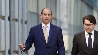 Carlos Neira, no centro da imaxe, avogado do mozo de Díaz Ayuso, acudiu este martes a declarar no Tribunal Supremo (EFE/Rodrigo Jimenez)