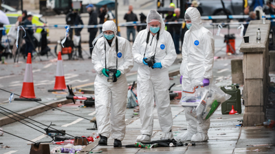 Oficiais forenses traballan preto do lugar do incidente/Phil Noble/Reuters