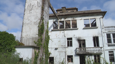 Imaxe deste mércores da casa de Vila de Mugardos tras o incendio que destruíu este inmoble rodeado dunha vexetación desmesurada