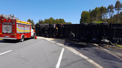 O camión cortaba por completo a circulación en sentido Madrid