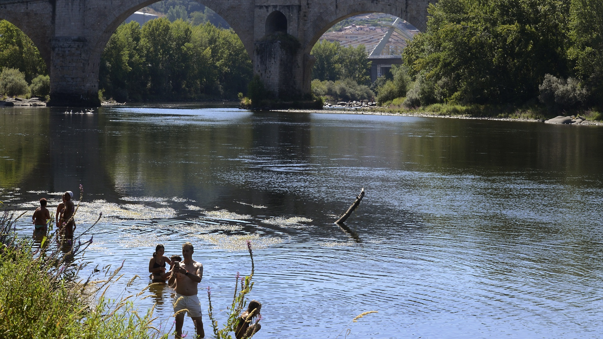Bañistas na praia da Antena no río Miño, en Ourense (Foto de arquivo/Rosa Veiga/Europa Press)