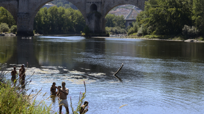 Bañistas na praia da Antena no río Miño, en Ourense/Foto de arquivo/Rosa Veiga / Europa Press