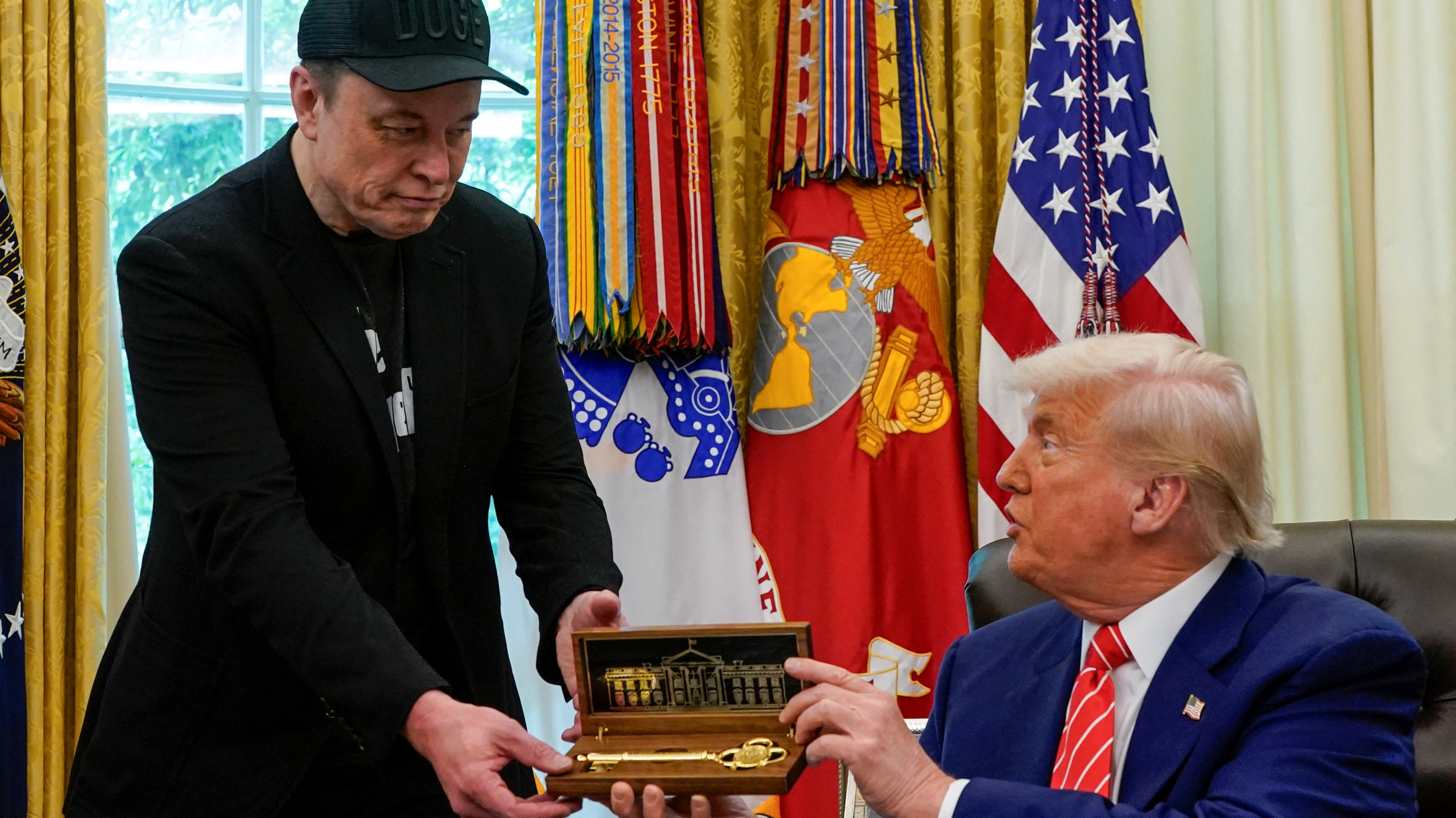 Elon Musk recibe a chave da Casa Branca do presidente estadounidense Donald Trump/Nathan Howard/Reuters