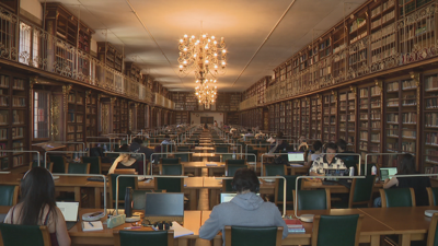 Trátase dunha biblioteca contemporánea que rehabilitaron hai poucos anos cun proxecto arquitectónico