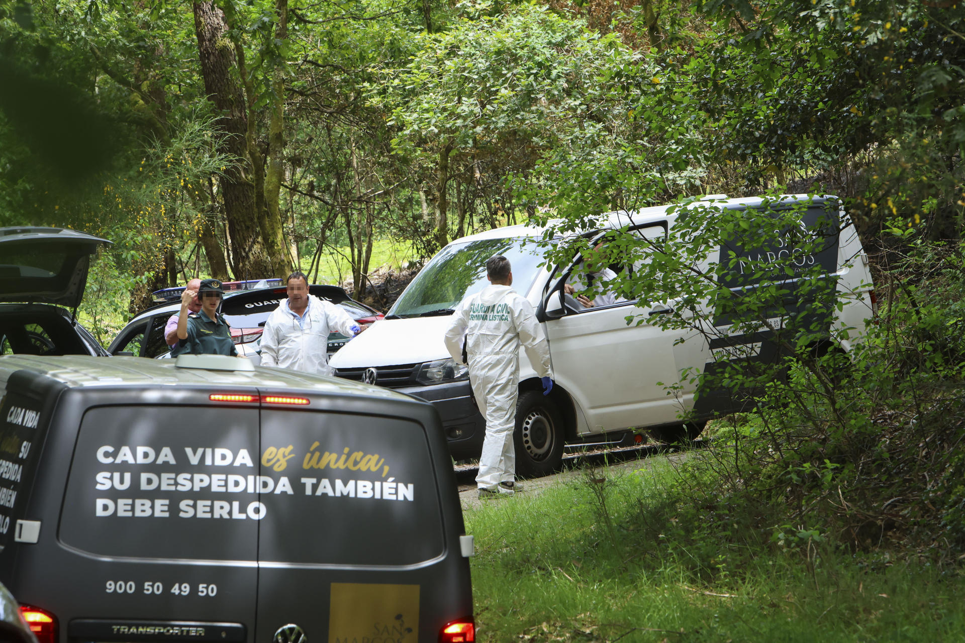 O coche calcinado da parella fora descuberto por uns sendeiristas no lugar de Caneda (EFE/Xoán Rey)