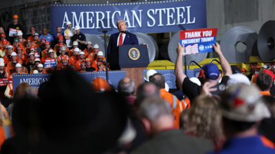 Trump, durante a súa visita a unha empresa de aceiros en Pennsylvania (REUTERS/Leah Millis)