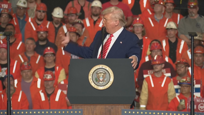 Donald Trump anuncia novos aranceis diante dos traballadores dunha siderurxia de Pensilvania