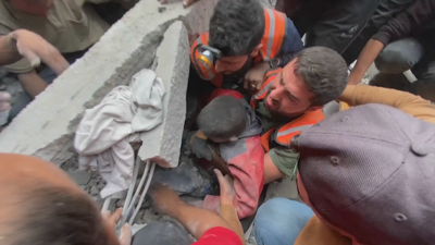 Rescate dun neno tras unha explosión no norte da Franxa de Gaza, este sábado. Imaxe: Reuters