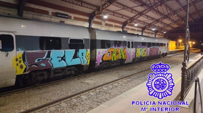 Un dos trens pintado con graffiti. Imaxe da Policía Nacional