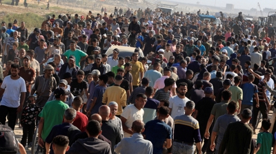 Poboación palestina nun punto de distribución de axuda en Rafah. REUTERS/Hatem Khaled