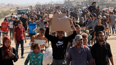 Poboación con axuda nun punto de distribución en Rafah. REUTERS/Hatem Khaled