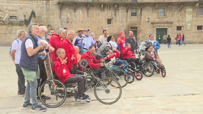 A asociación DisCamina, cos peregrinos, tras chegar á praza do Obradoiro