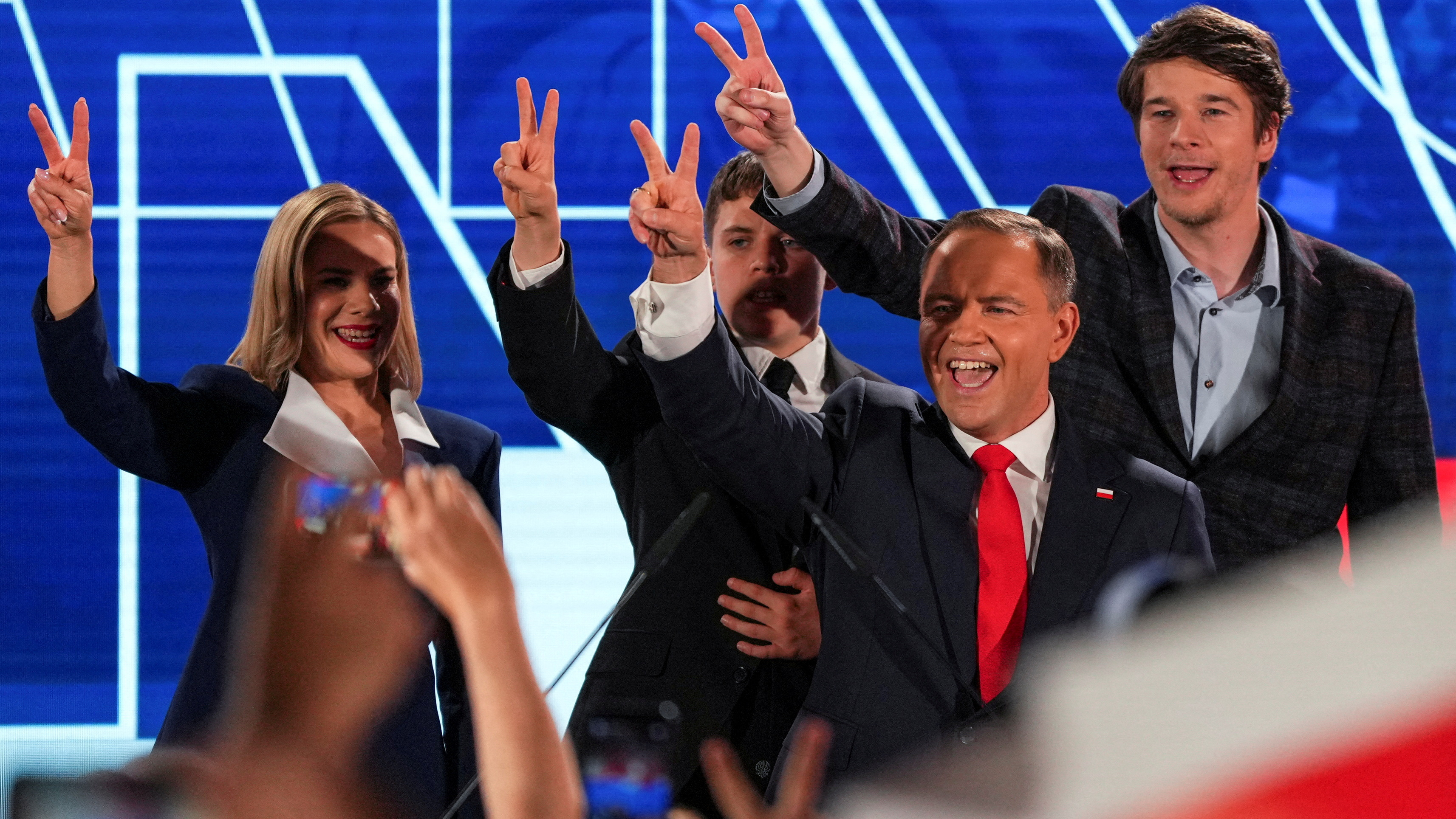 O conservador Nawrocki, xunto á súa muller e dirixentes do partido Lei e Xustiza, celebrando os resultados (REUTERS / Aleksandra Szmigiel)