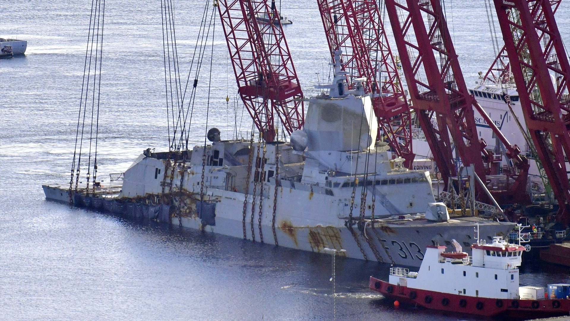 Os guindastres elevan a fragata naval noruega KNM Helge Ingstad, que chocou cun petroleiro (Foto de arquivo/Europa Press)