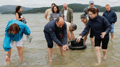 O director de Turismo, Xosé Merelles e a chef Elena Arzak acompañados por trinta cociñeiros/Lavandeira Jr/EFE