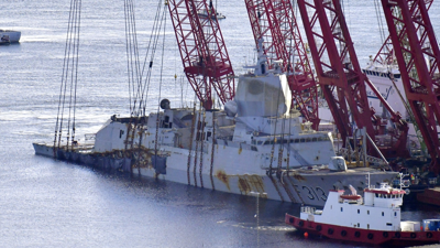 Os guindastres elevan a fragata naval noruega KNM Helge Ingstad, que chocou cun petroleiro/Foto de arquivo/Europa Press