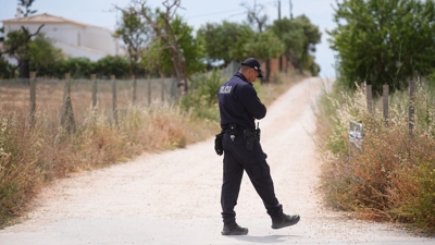 Un policía vixía mentres se realizan novas buscas preto da Praia da Luz para esclarecer a desaparición de Madeleine McCann (Europa Press / James Manning / PA Wire)