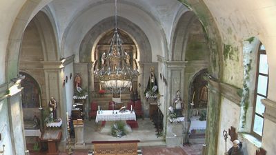 A humidade esténdese polas paredes da igrexa de Campo Lameiro, como amosa a imaxe do templo este martes