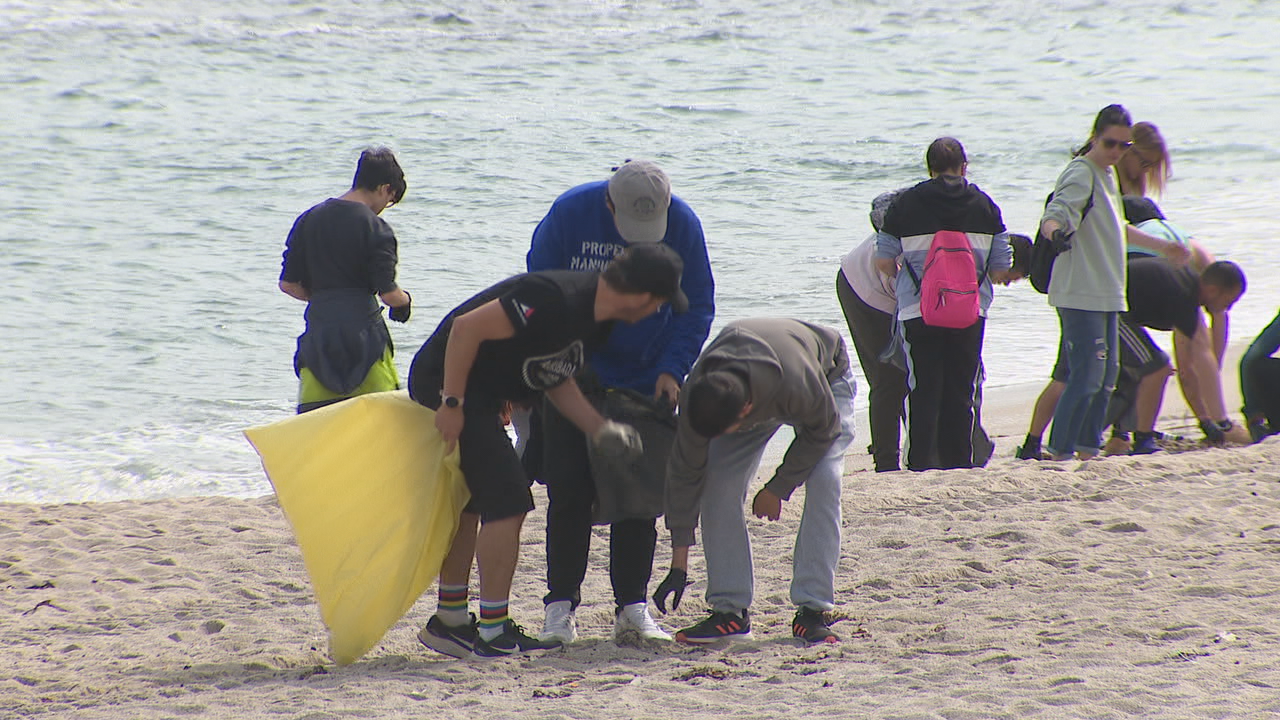 Colectivos diversos limpan xuntos a praia de Riazor - G24