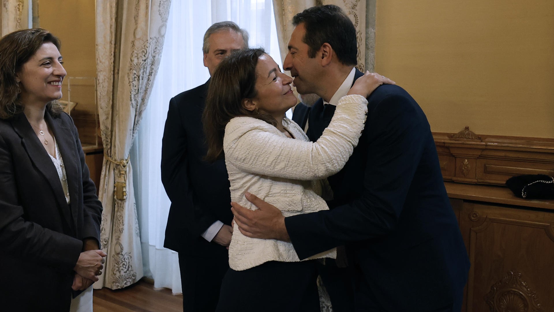 A nova conselleira saúda a Villares logo de tomar posesión (EFE/Lavandeira jr.)