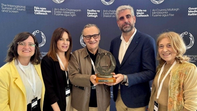 Xunto aos tres directivos de CRTVG, Fernando Ojea, Montse Besada e Natalia Penas, atópanse Esther González e Iago Veloso, da produtora Outro