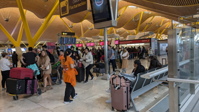 Varias persoas esperando no aeroporto Adolfo Suárez-Madrid Barajas/Foto de arquivo/ Europa Press