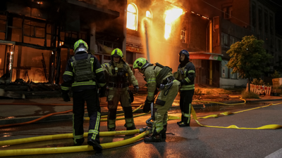 Os bombeiros traballan na extinción dun incendio declarado en Kíiv tras un novo ataque masivo ruso (REUTERS/Stringer)