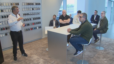 Condutores recibindo formación sobre os coches eléctricos