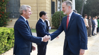 Filipe VI e Alfonso Rueda saúdanse este venres en Barcelona ( EFE/ José Jiménez/Casa de S.M. el Rey)