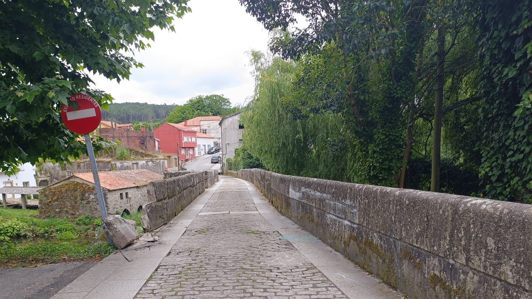 Desperfectos na Ponte Medieval de Traba tras o intento de paso do autobús roubado, este sabado
