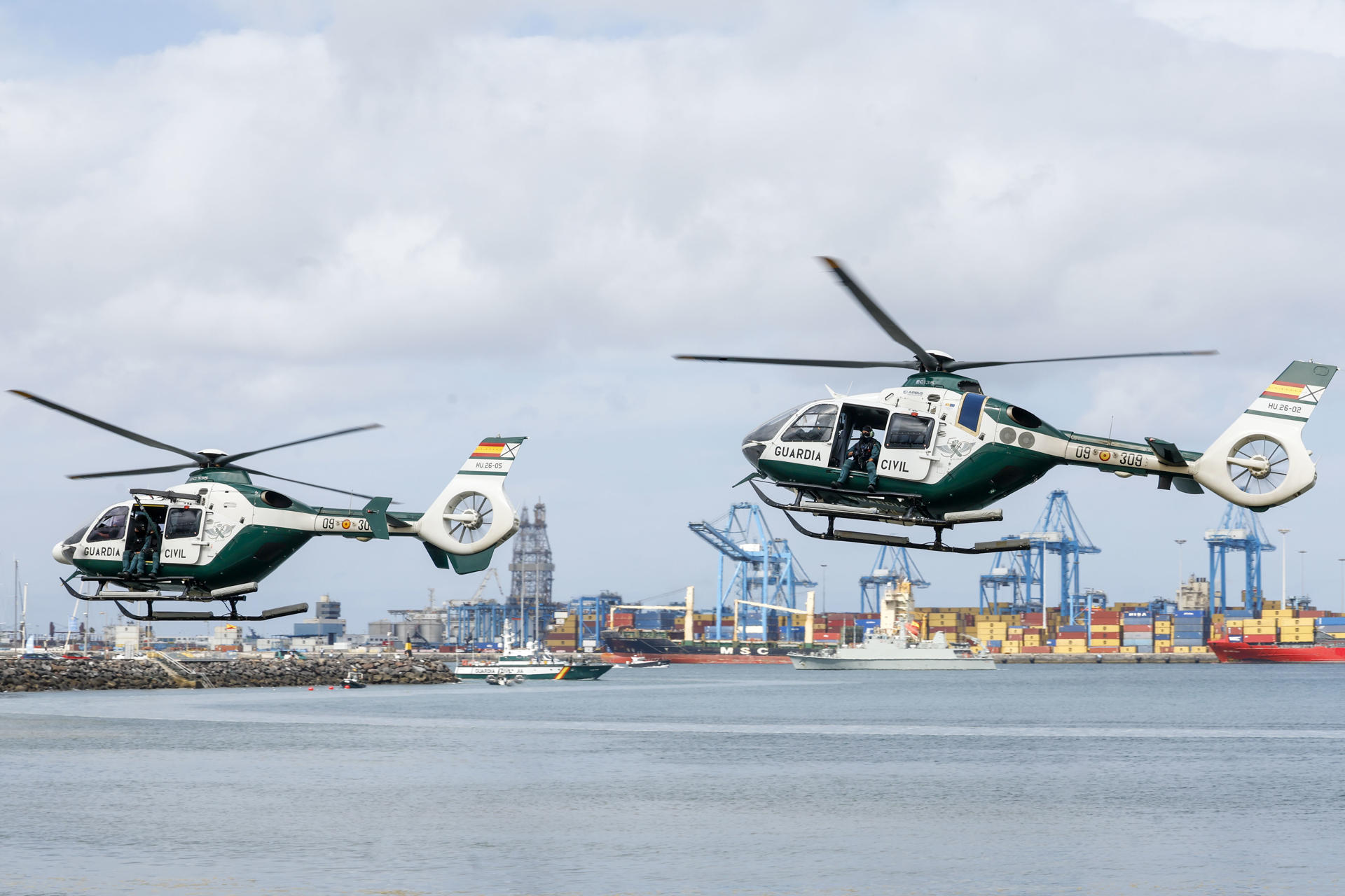 Helicopteros da Garda Civil durante a exhibición deste venres nas Palmas. Foto: EFE/ Elvira Urquijo A.