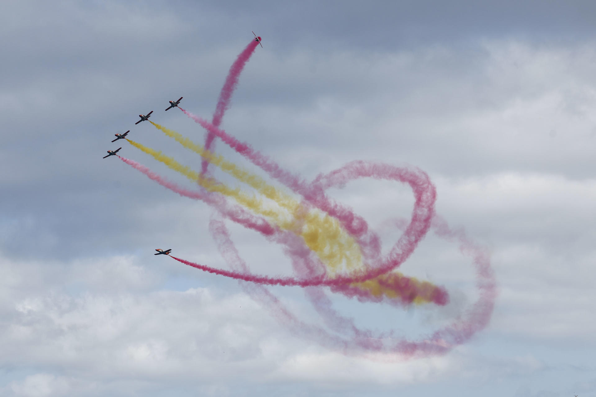 A Patrulla Águila este venres pola tarde na exhibición de Gran Canaria. Foto: EFE/ Elvira Clavijo A.