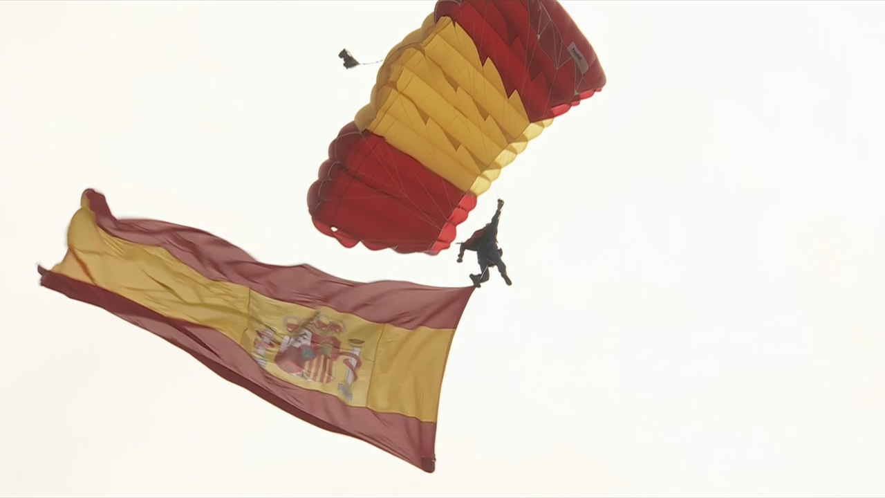 Salto paracaidista dos membros da patrulla acrobática do Exercito do Aire (Papea)