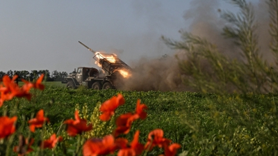Membros das forzas armadas ucraínas disparan lanzafoguetes na fronte. REUTERS