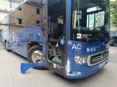 Estado no que quedou o autobús roubado tras intentar pasar pola ponte medieval de Traba