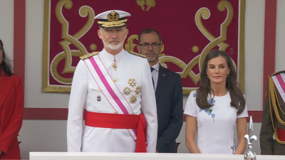 Os reis no palco vendo o desfiles das Forzas Armadas este sábado en Tenerife