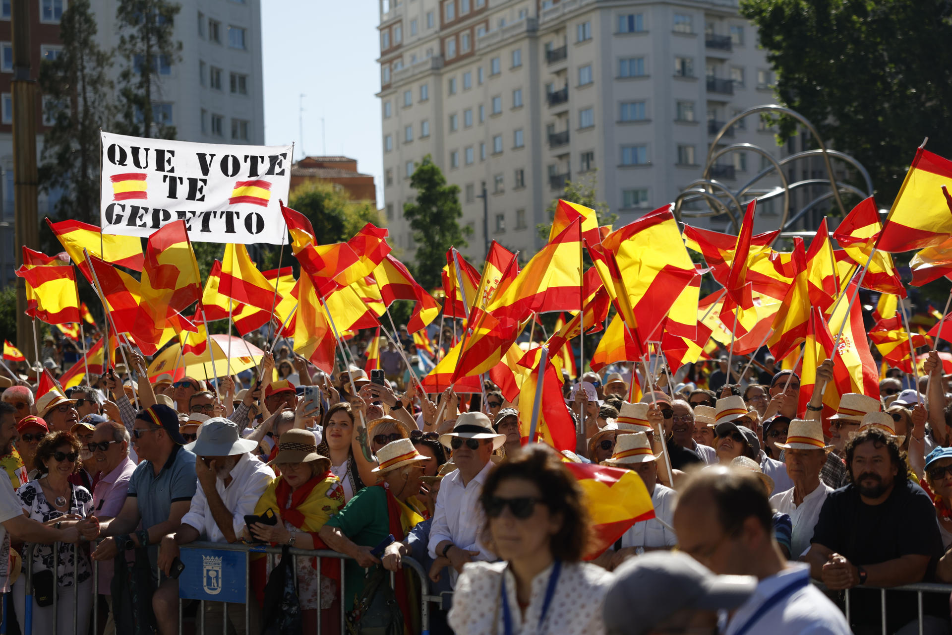 Manifestantes este domingo na praza de España de Madrid.