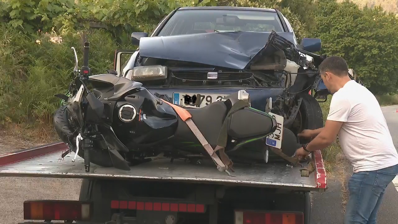Estado no que quedaron a moto e o coche tralo impacto frontal no quilómetro 5 da C-242, en Padrón