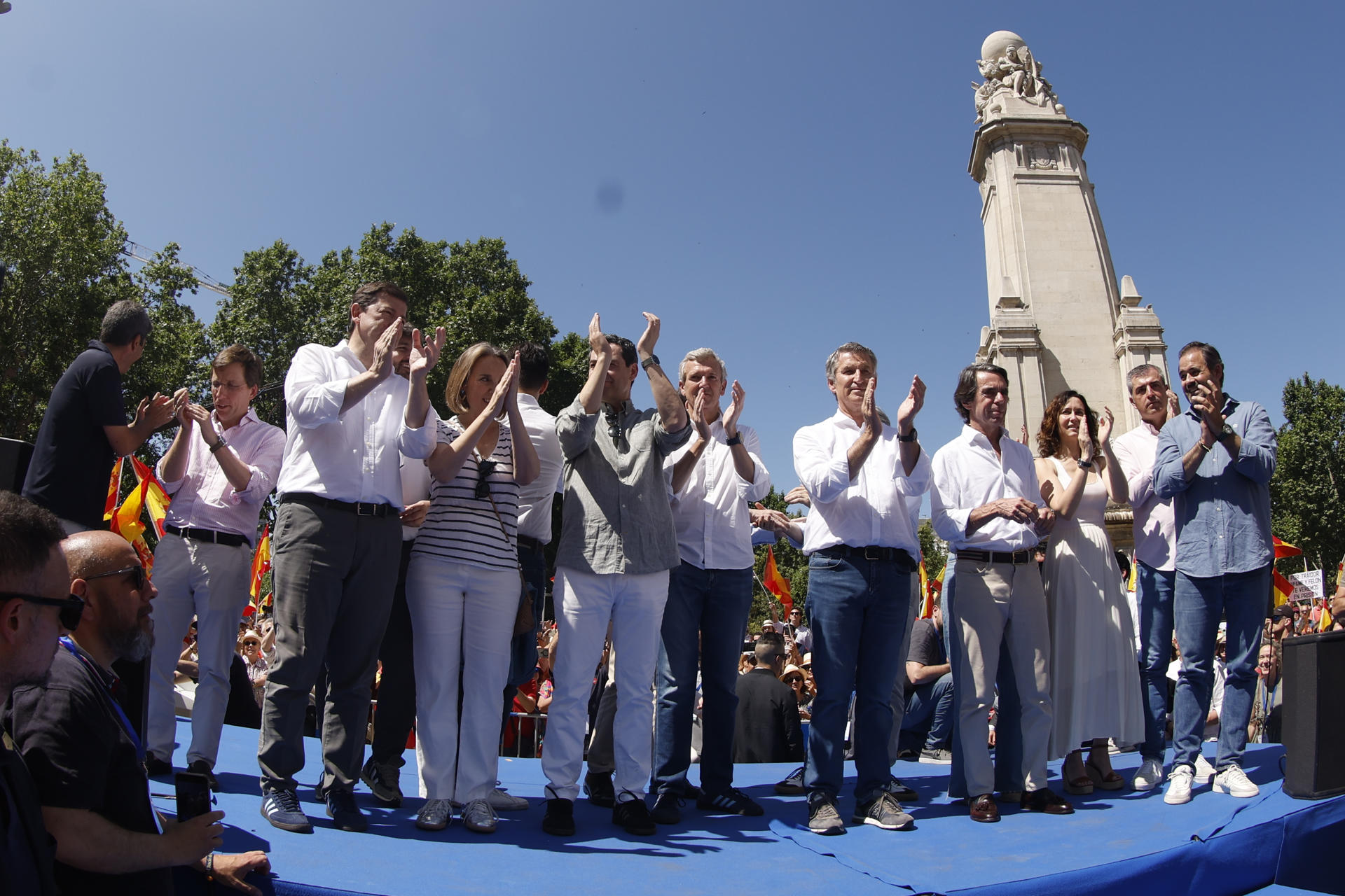 Os lideres populares aroupando a Alberto Núñez Feijóo, este domingo na manifestación contra o Goberno de Sánchez. EFE/Javier LIzón