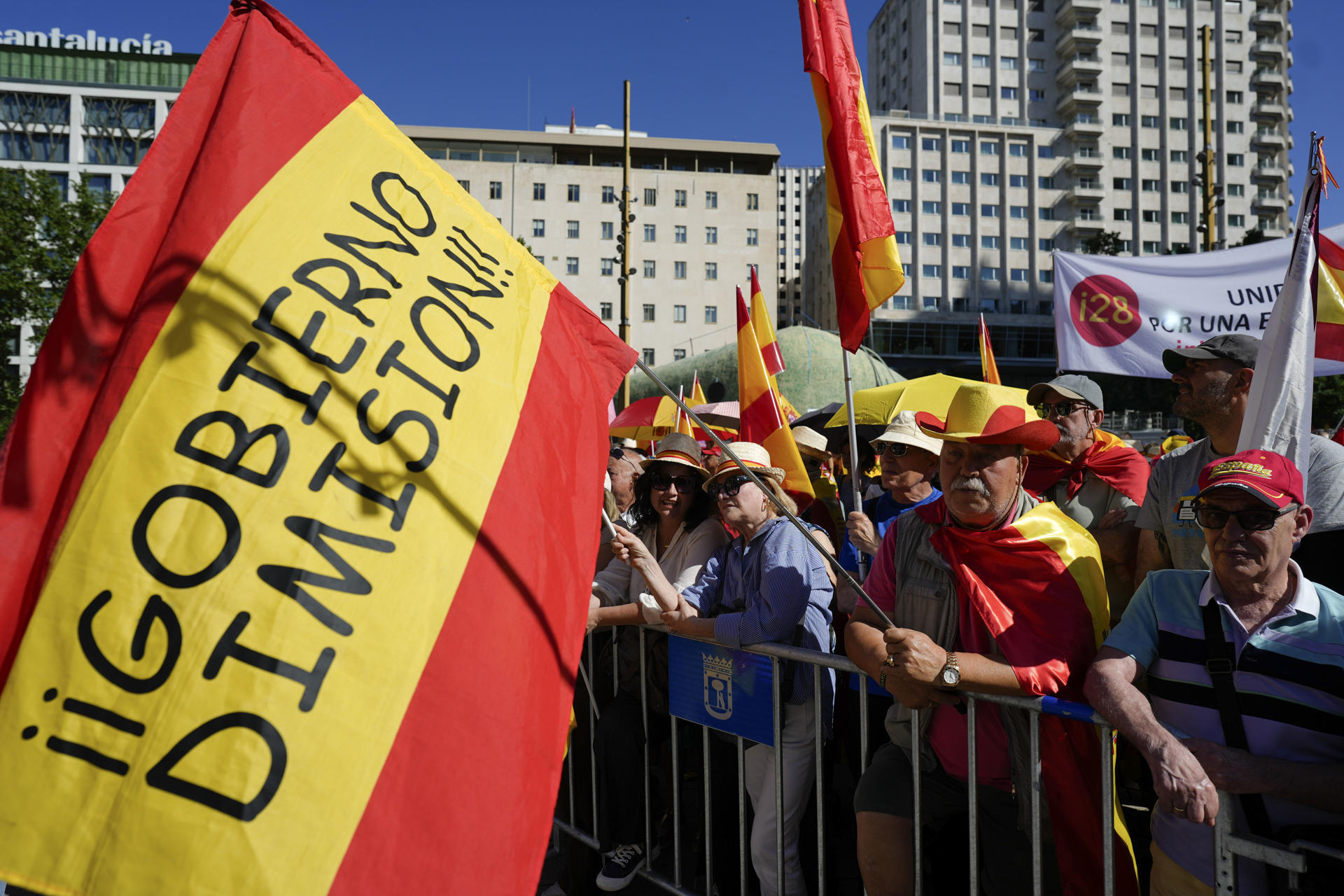 Manifestantes contra o Goberno de Sánchez este domingo en Madrid. EFE/Javier LIzón