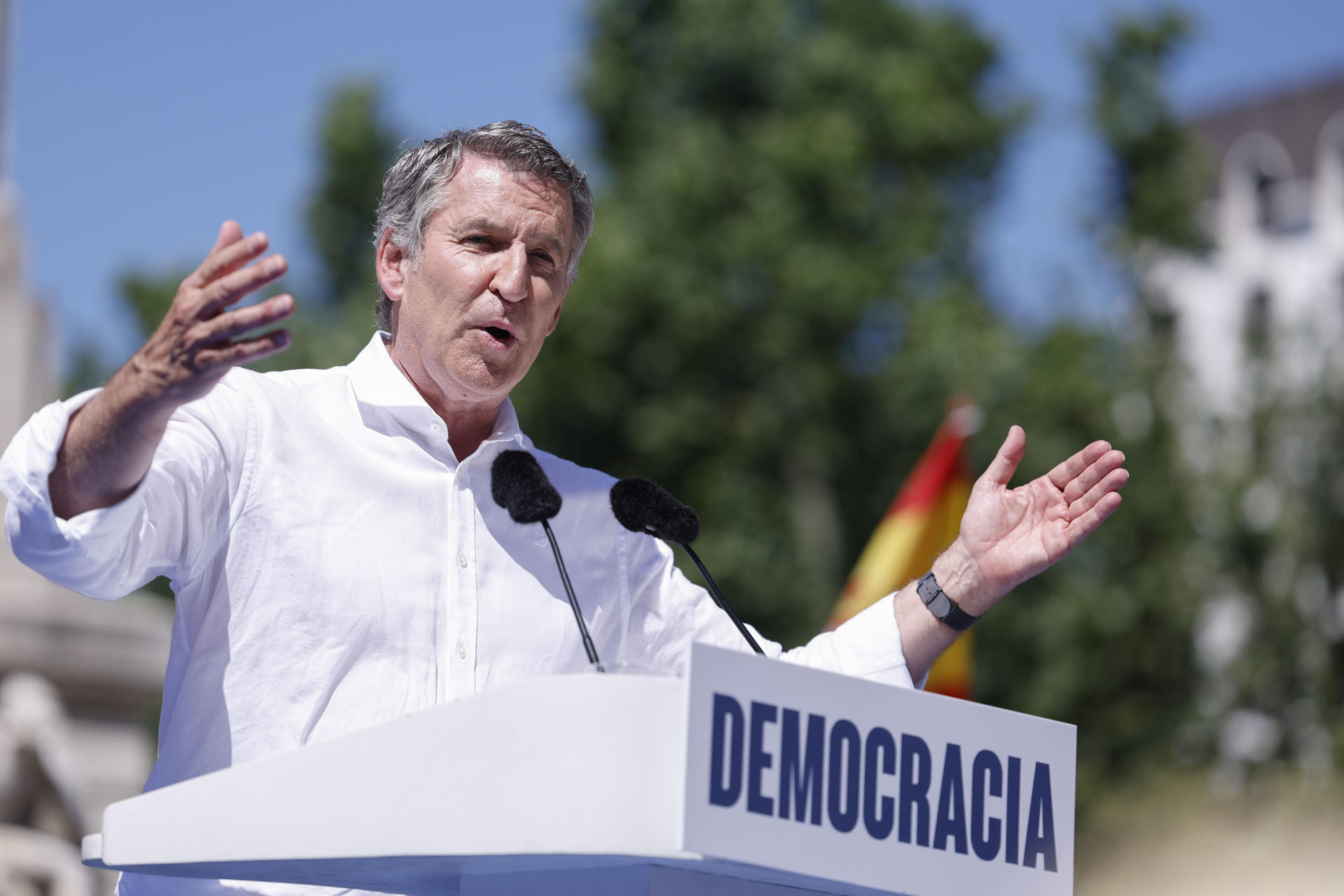 O lider do PP durante a súa interveción na praza de España de Madrid, este domingo. EFE/ Javier Lizón
