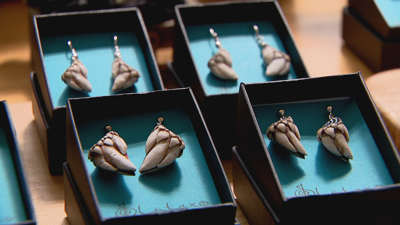 Pendentes elaborados coas unllas dos percebes á venda no Mercado dos Mares
