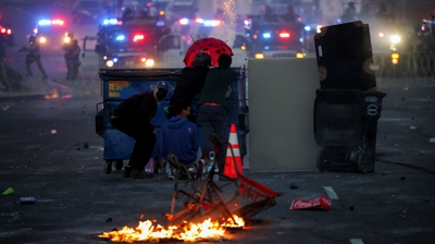 Enfrontamento entre manifestantes e a policía en Paramount. REUTERS/Daniel Cole