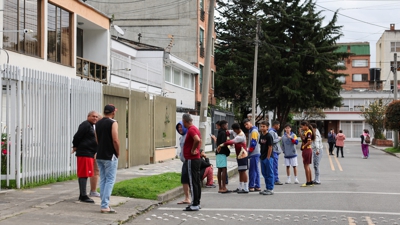 Xente na rúa tras sentir o tremor en Bogotá. REUTERS/Luisa González