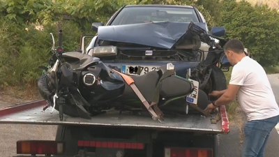Estado no que quedaron a moto e o coche tralo impacto frontal no quilómetro 5 da C-242, en Padrón