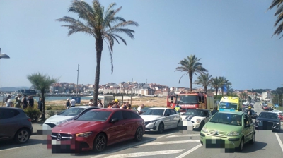 Momento no que os servizos de emerxencias socorren as persoas implicadas no accidente. Foto. Europa Press