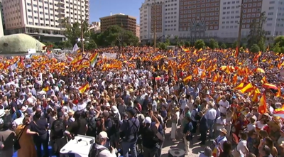 Os manifestantes comezaron a congregarse contra as 10 da mañá deste domingo na praza de España de Madrid