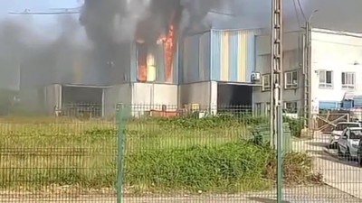 A planta de reciclaxe durante o incendio