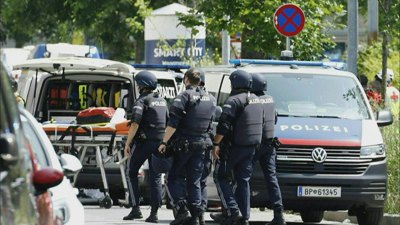 Dispositivo policial na contorna do colexio en que tivo lugar o tiroteo (AFP)